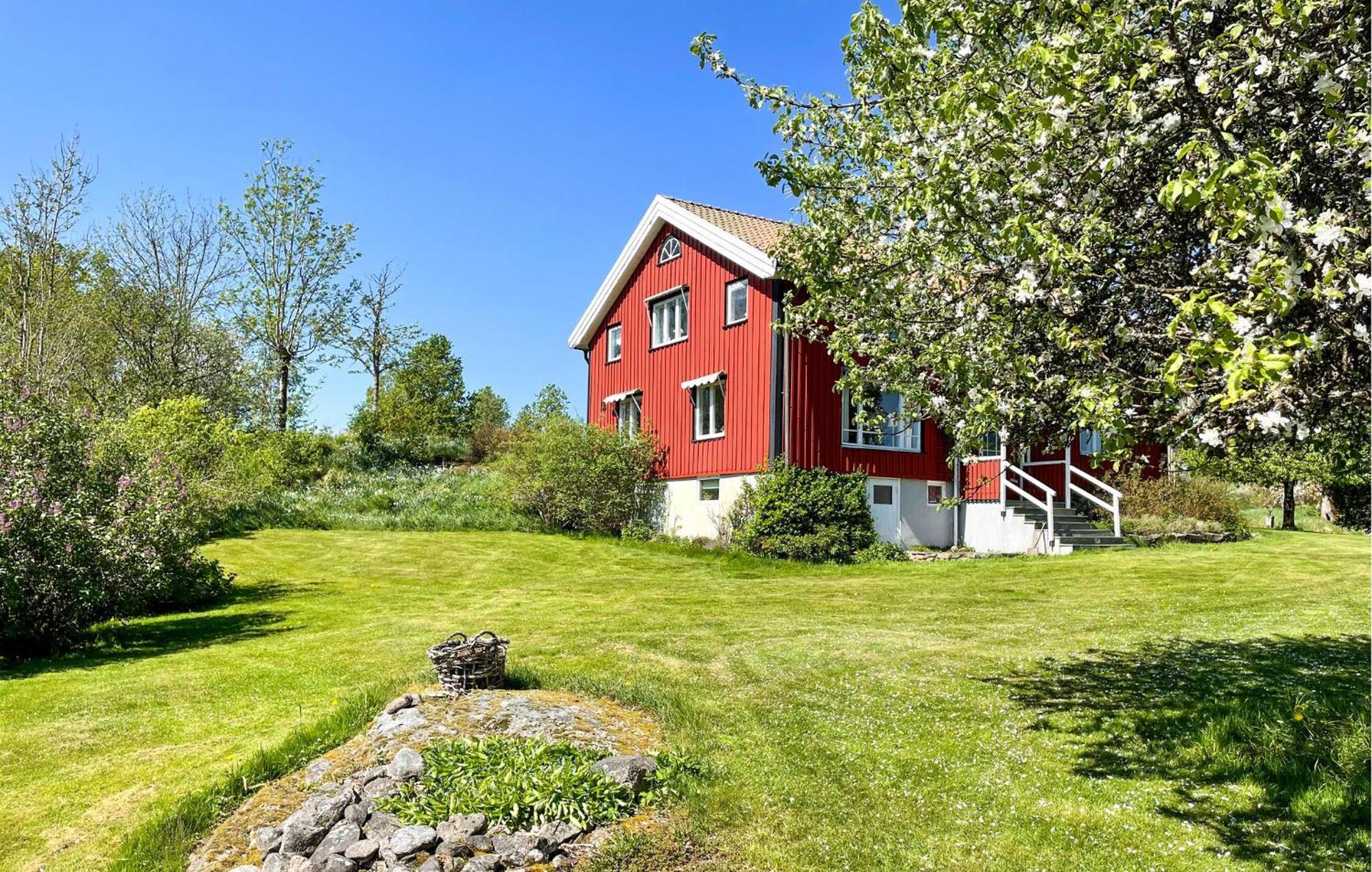 Gorgeous Home In Toellsjoe With Kitchen Tollered Exterior photo