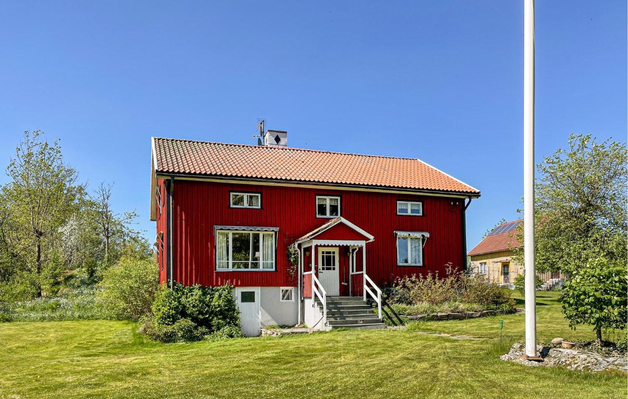 Gorgeous Home In Toellsjoe With Kitchen Tollered Exterior photo