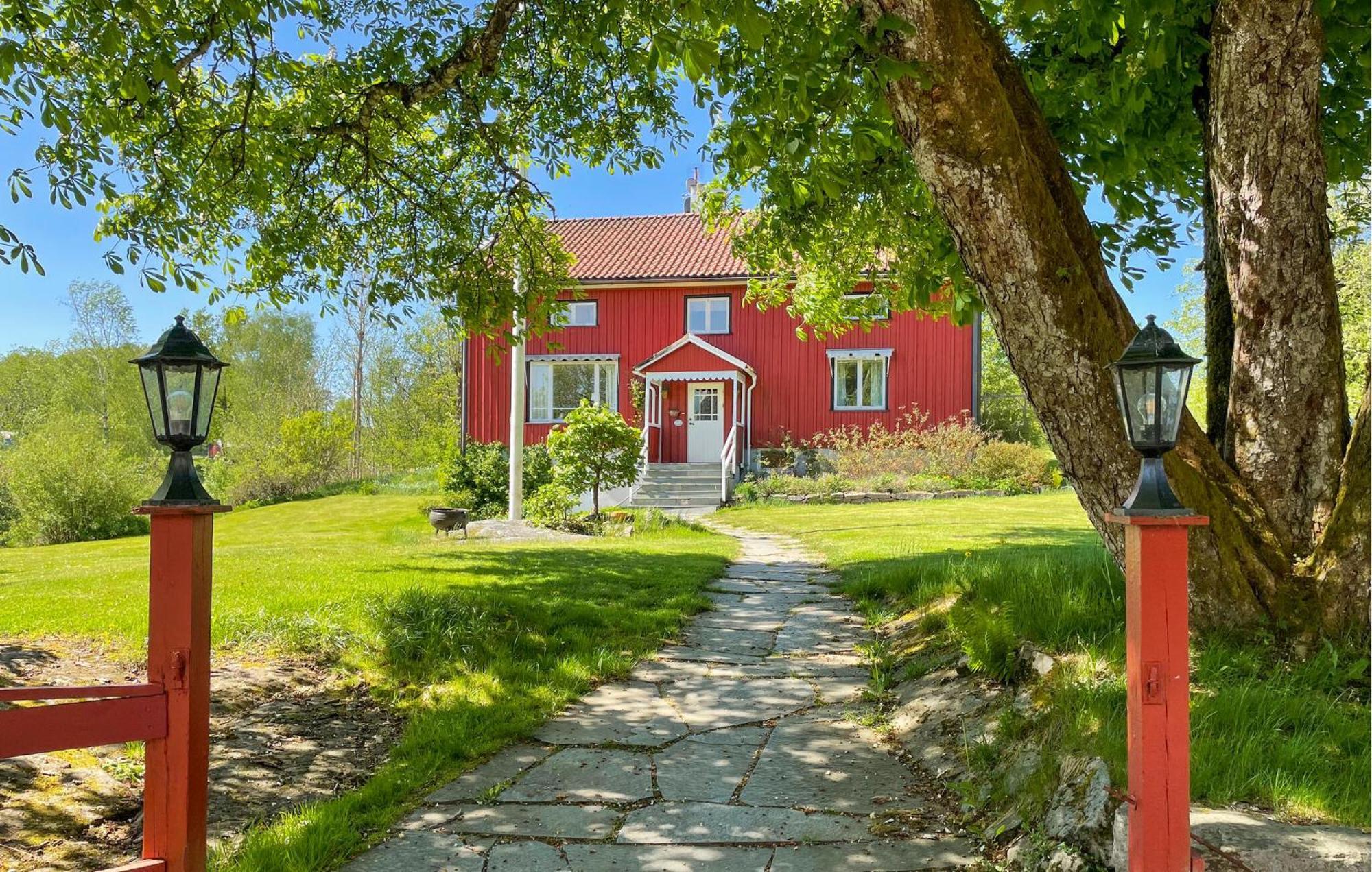 Gorgeous Home In Toellsjoe With Kitchen Tollered Exterior photo